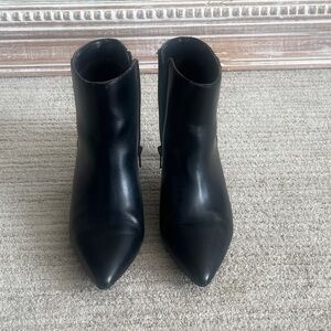 Banana Republic Black kitten heel Ankle Boots, size 6